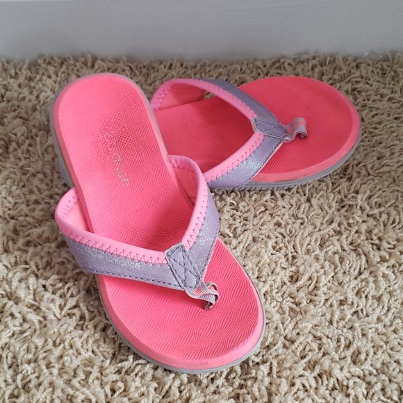 girls new balance flip flops